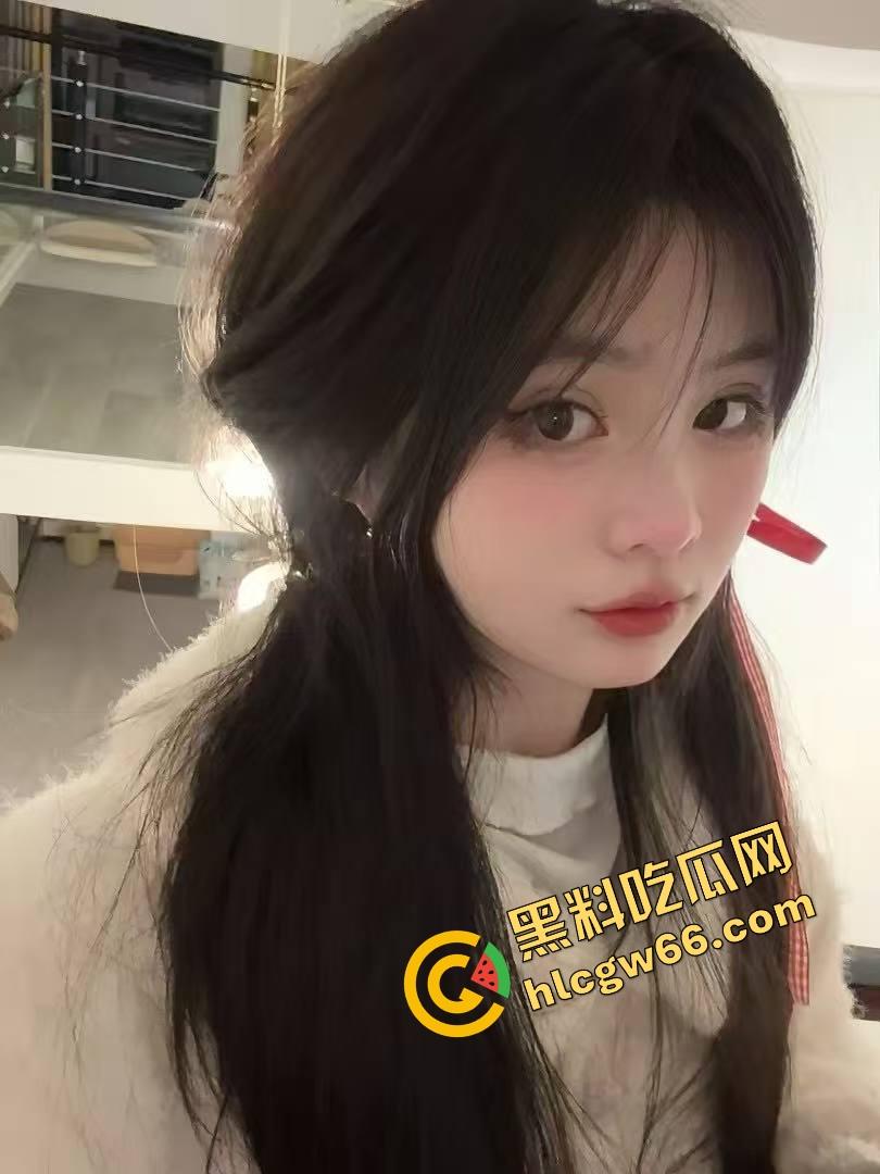 火车卧铺偷拍红内裤嫩妹,裤衩勒紧嫩缝露馅,掀裙偷看白腿夹得人心痒痒,这骚货睡梦中都欠干得要命!