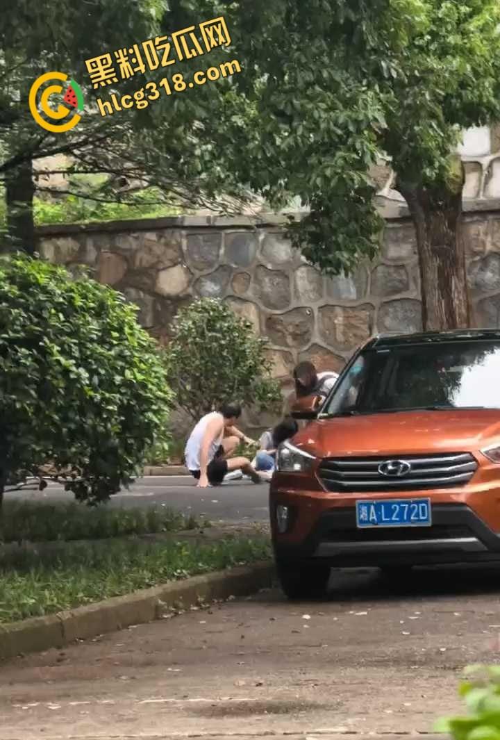 长沙某大学惊魂日,一男子持刀伤人砸车,甚至都惊动特警出警,这到底是恩怨还是精神病 ?