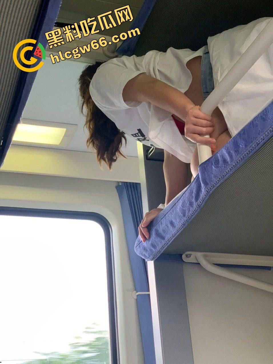 火车卧铺偷拍红内裤嫩妹,裤衩勒紧嫩缝露馅,掀裙偷看白腿夹得人心痒痒,这骚货睡梦中都欠干得要命!