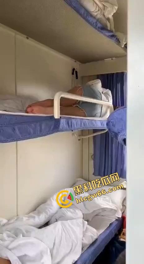 火车卧铺偷拍红内裤嫩妹,裤衩勒紧嫩缝露馅,掀裙偷看白腿夹得人心痒痒,这骚货睡梦中都欠干得要命!