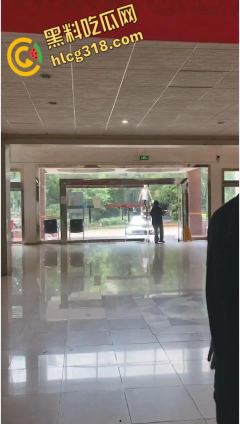 长沙某大学惊魂日,一男子持刀伤人砸车,甚至都惊动特警出警,这到底是恩怨还是精神病 ?