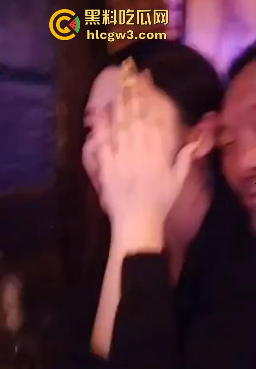 六旬大爷酒吧撩妹成传奇 老牛啃嫩草不落牙，天天换妹打啵亲到腿软 60岁活成20岁的模样！