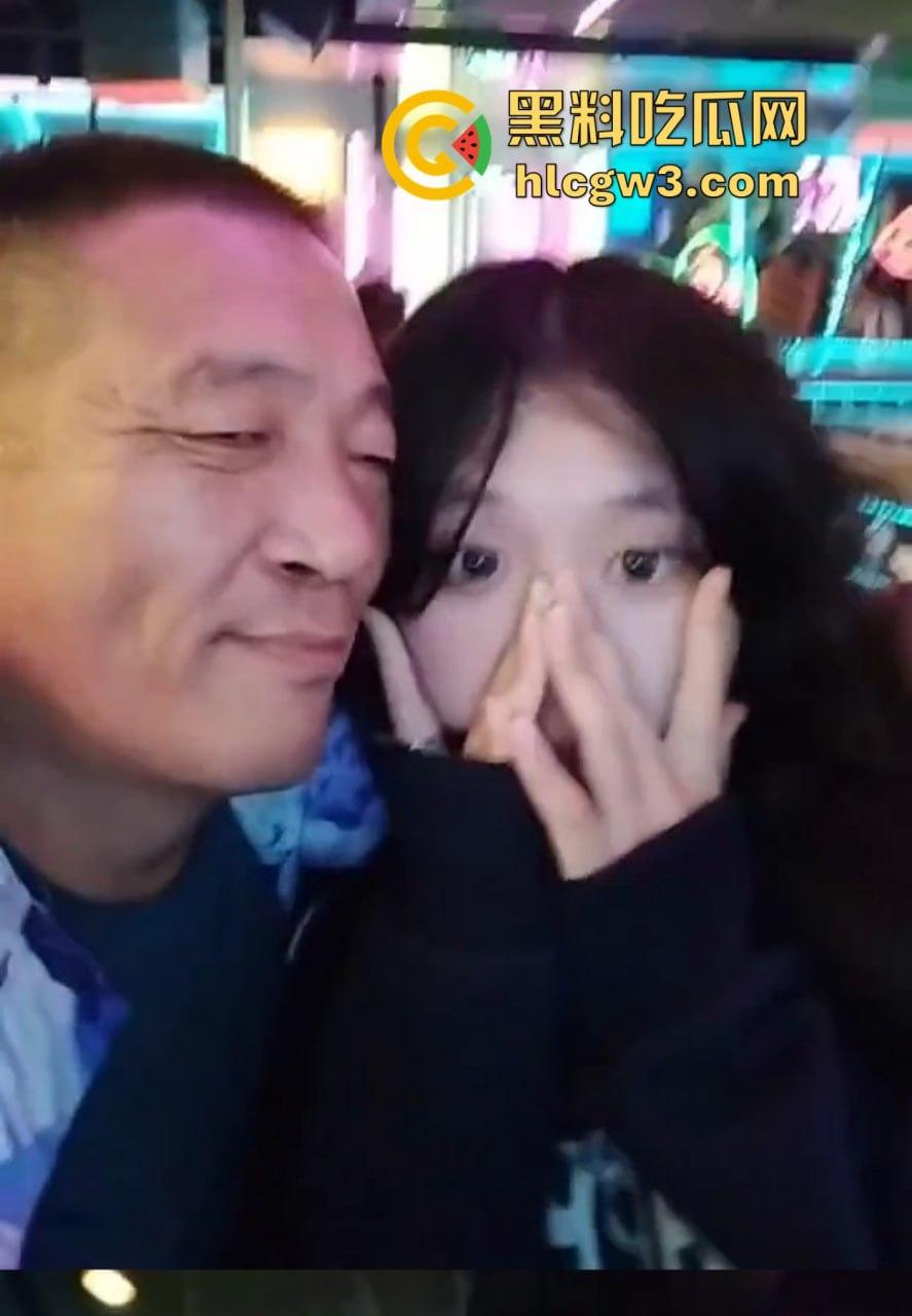 六旬大爷酒吧撩妹成传奇 老牛啃嫩草不落牙,天天换妹打啵亲到腿软 60岁活成20岁的模样!