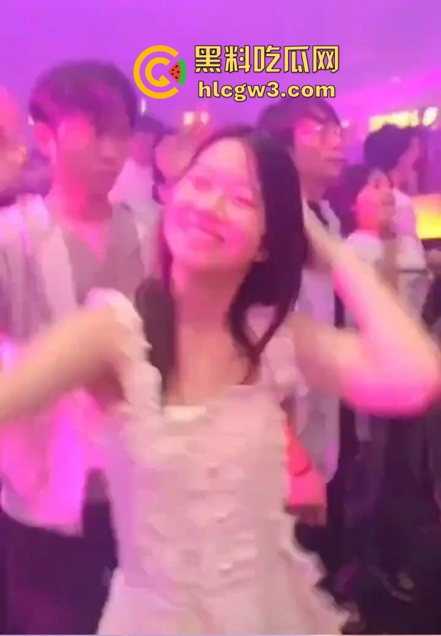 六旬大爷酒吧撩妹成传奇 老牛啃嫩草不落牙,天天换妹打啵亲到腿软 60岁活成20岁的模样!