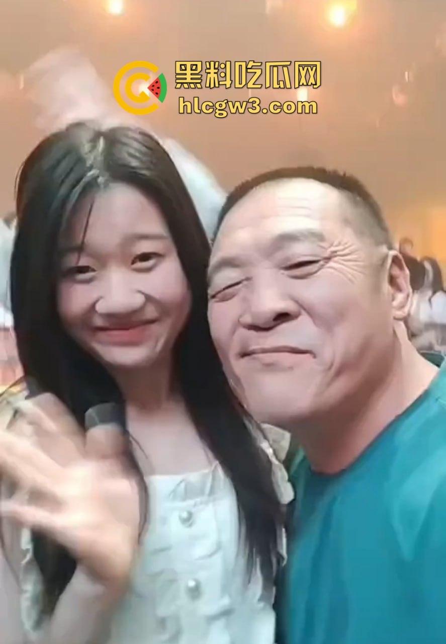 六旬大爷酒吧撩妹成传奇 老牛啃嫩草不落牙,天天换妹打啵亲到腿软 60岁活成20岁的模样!