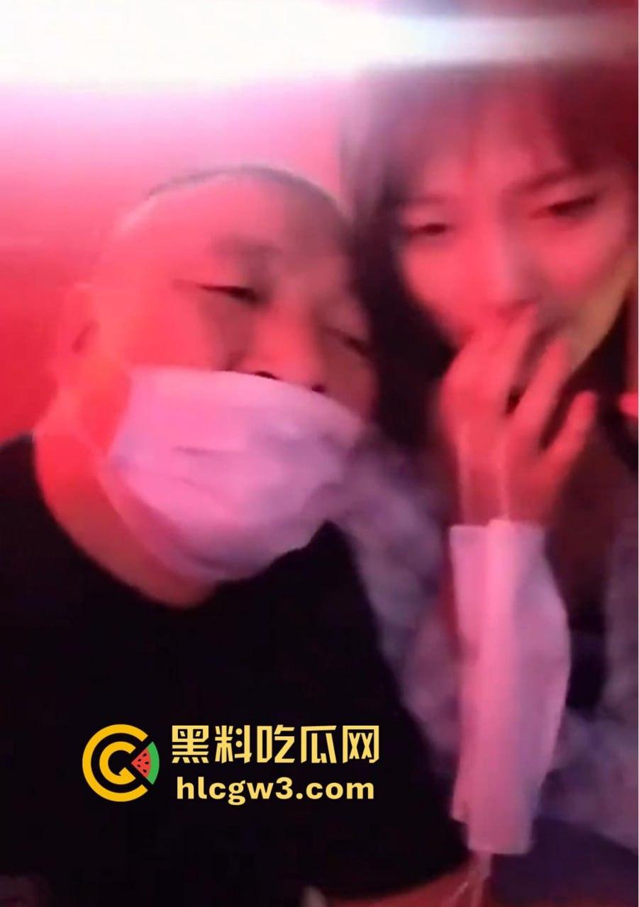 六旬大爷酒吧撩妹成传奇 老牛啃嫩草不落牙,天天换妹打啵亲到腿软 60岁活成20岁的模样!