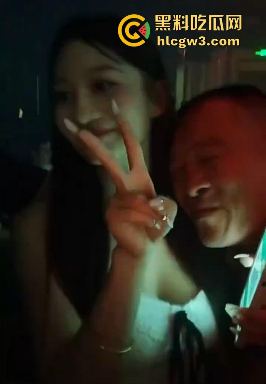 六旬大爷酒吧撩妹成传奇 老牛啃嫩草不落牙,天天换妹打啵亲到腿软 60岁活成20岁的模样!