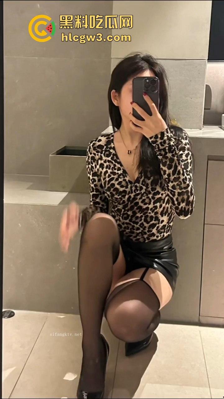 抖音网红【刘悦】性爱视频泄露黑丝情趣内衣骚翻全场,床上叫到嗓子哑,骚货就是骚货!