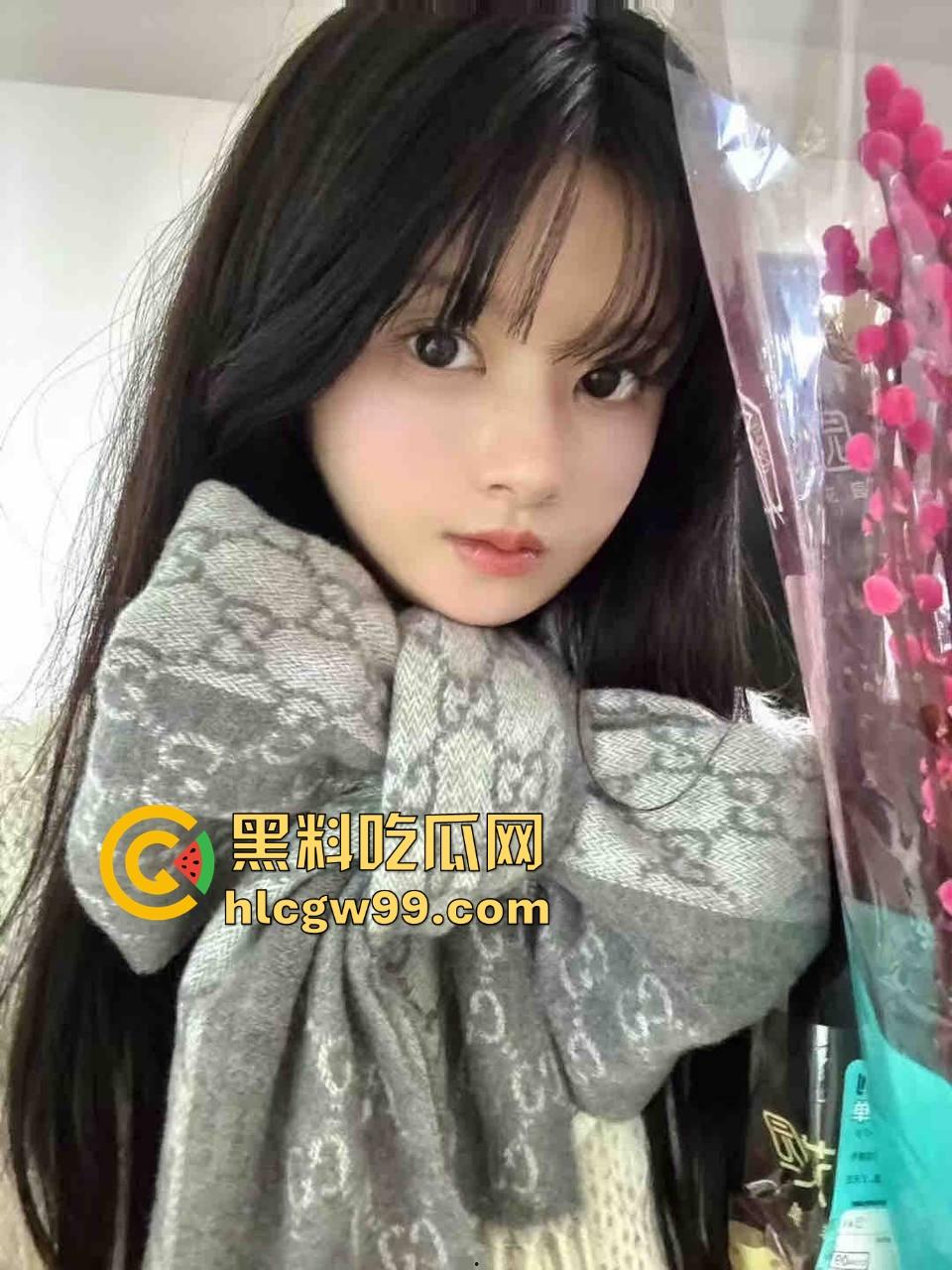 集美为流量拼了,大螃蟹塞裤裆,大钳子夹到B直接红肿,疼到跳起来嗷嗷叫还舍不得掏出来!