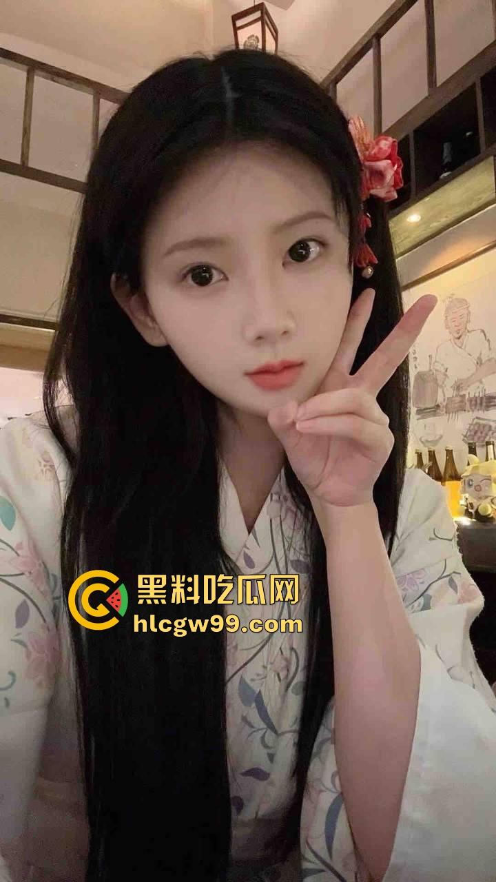 集美为流量拼了,大螃蟹塞裤裆,大钳子夹到B直接红肿,疼到跳起来嗷嗷叫还舍不得掏出来!