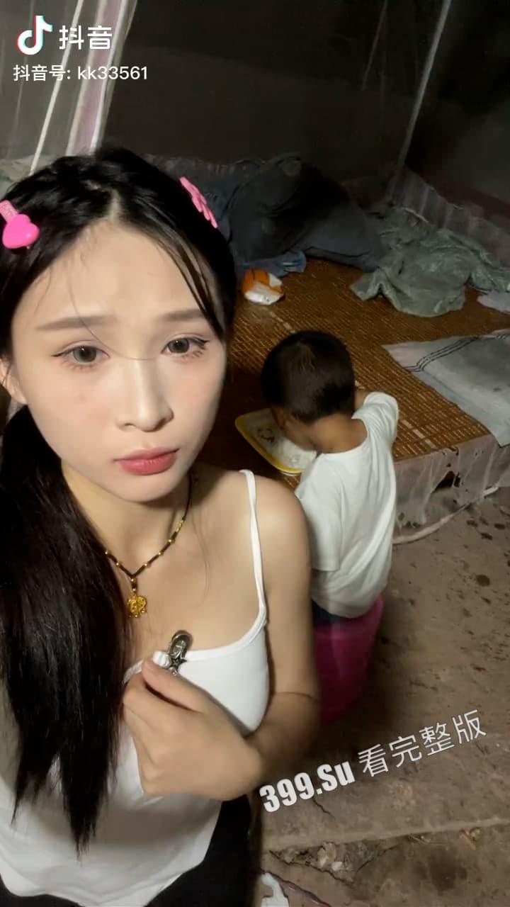 抖音15万粉 #爱可可 线下伴游陪大哥,被大哥曝光出视频,欲拒还迎,纹身一模一样,疑似抛夫离婚 成单亲妈妈