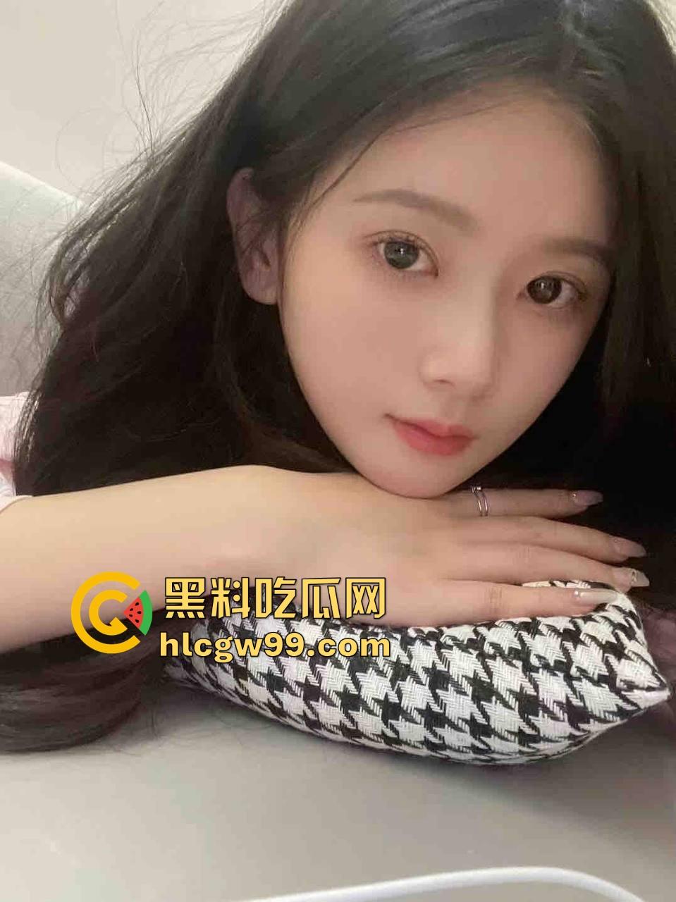 集美为流量拼了,大螃蟹塞裤裆,大钳子夹到B直接红肿,疼到跳起来嗷嗷叫还舍不得掏出来!