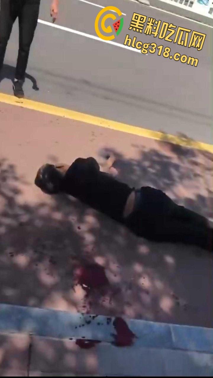 甘肃平凉五中高三学生,街头火拼刀战,社会小混混一个打五个,1死1伤3逃战绩可查!