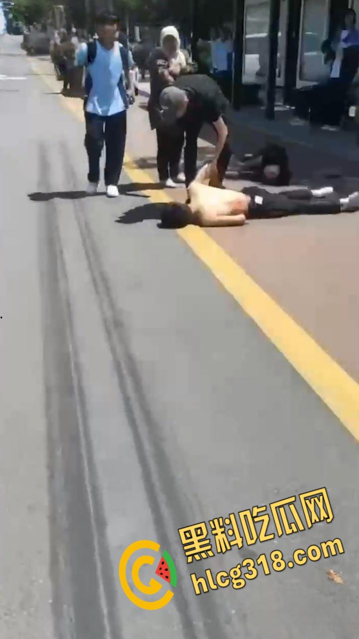 甘肃平凉五中高三学生,街头火拼刀战,社会小混混一个打五个,1死1伤3逃战绩可查!