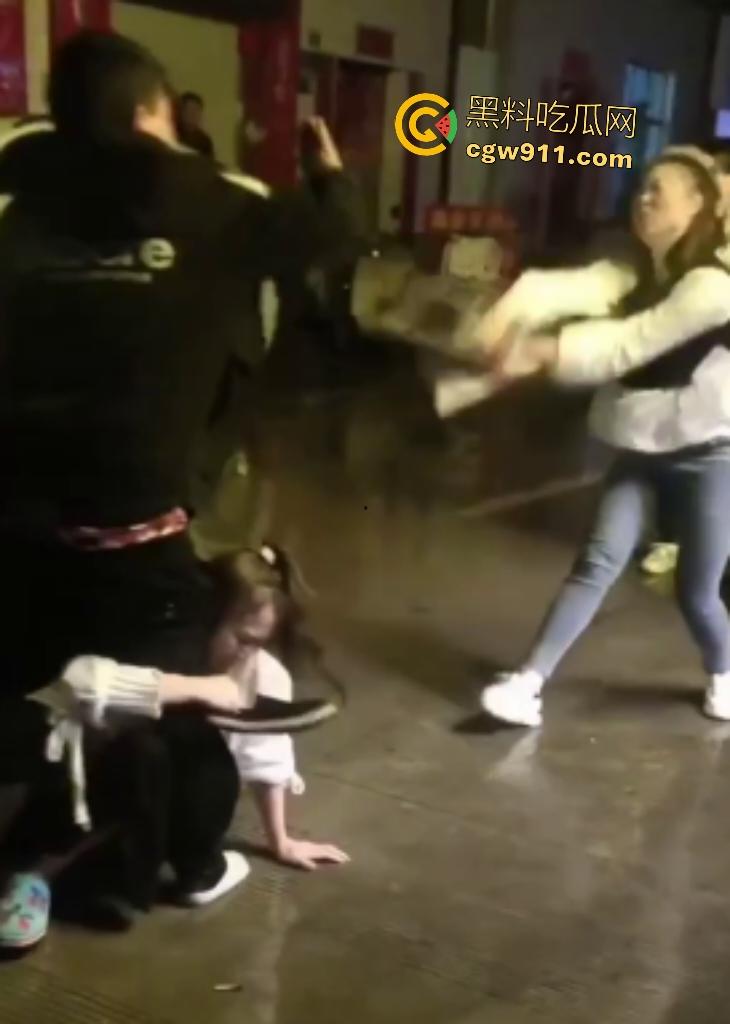 霸王嫖客惨遭技师姐妹花围殴!三四个辣妹抄扫把狂抽白嫖男,打得鼻青脸肿,欠钱不给还想摸奶?