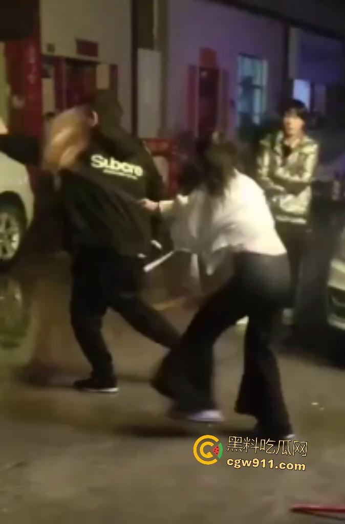 霸王嫖客惨遭技师姐妹花围殴!三四个辣妹抄扫把狂抽白嫖男,打得鼻青脸肿,欠钱不给还想摸奶?