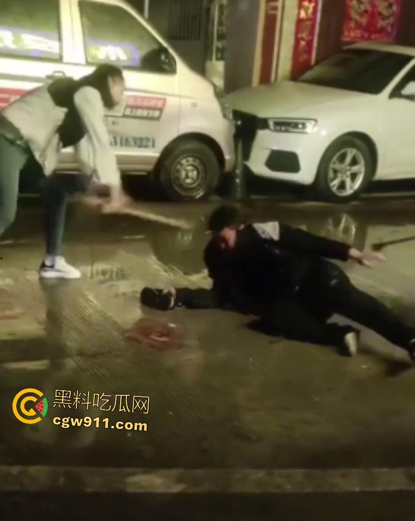 霸王嫖客惨遭技师姐妹花围殴!三四个辣妹抄扫把狂抽白嫖男,打得鼻青脸肿,欠钱不给还想摸奶?