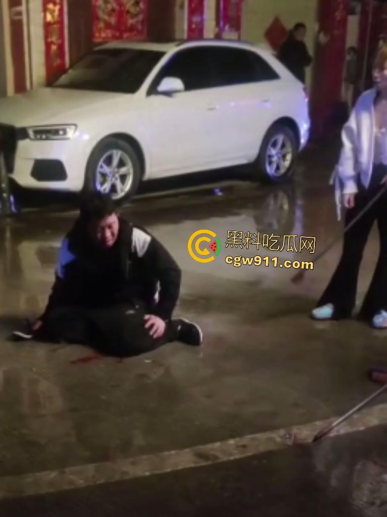 霸王嫖客惨遭技师姐妹花围殴!三四个辣妹抄扫把狂抽白嫖男,打得鼻青脸肿,欠钱不给还想摸奶?