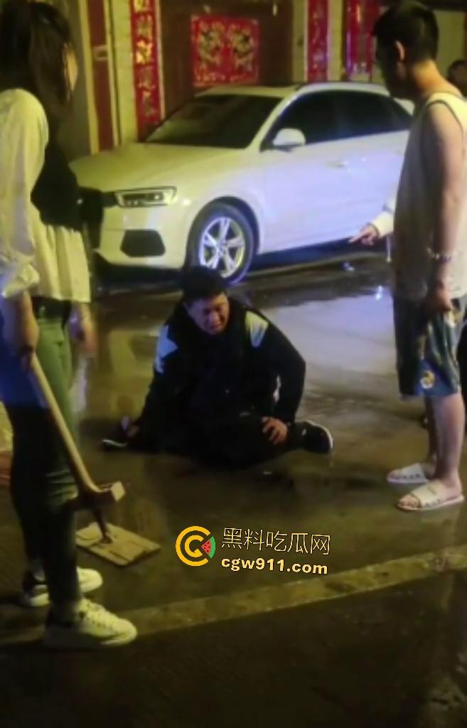 霸王嫖客惨遭技师姐妹花围殴!三四个辣妹抄扫把狂抽白嫖男,打得鼻青脸肿,欠钱不给还想摸奶?