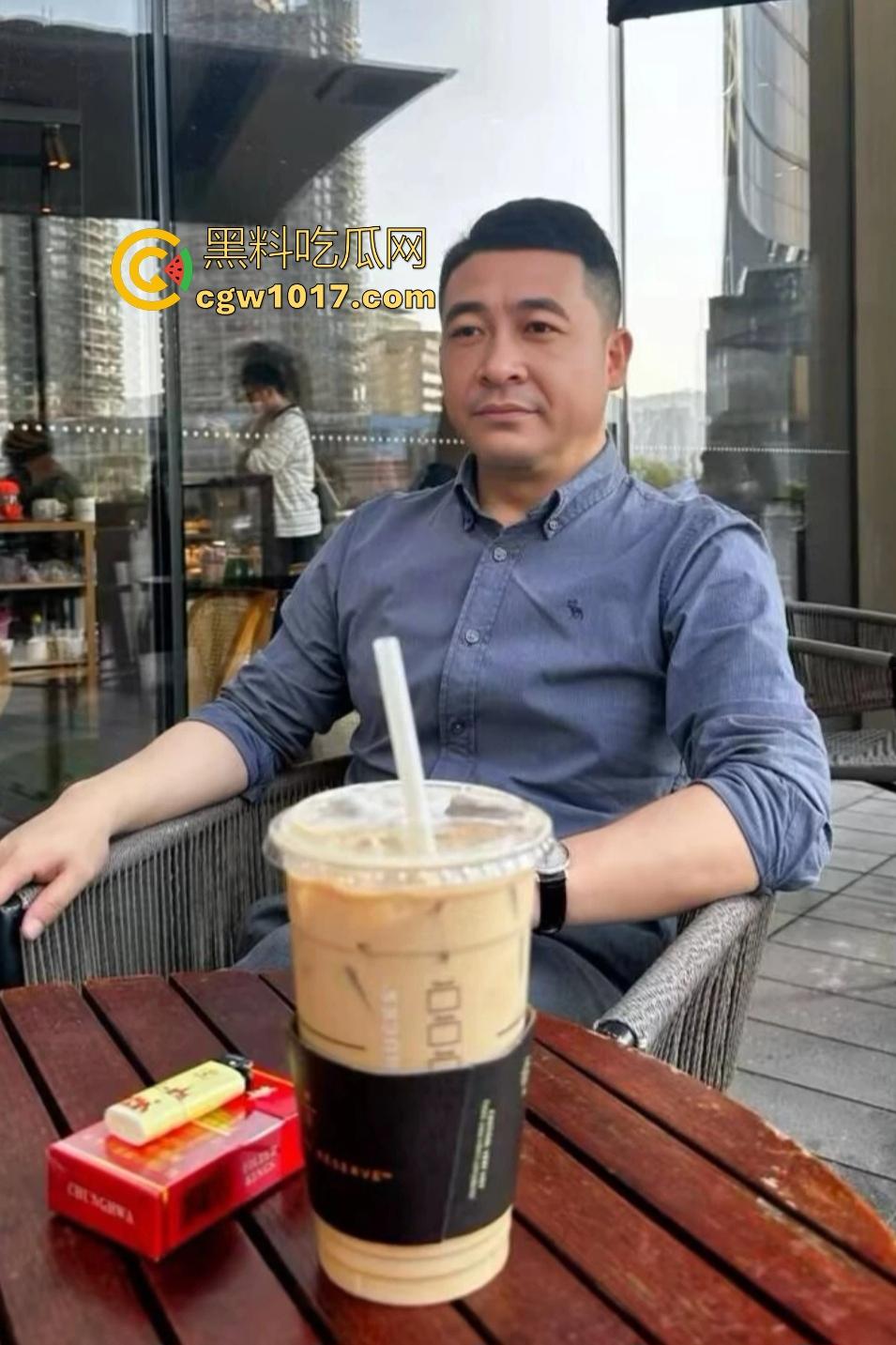 广东珠海黑衣疯狗握刀从保安亭砍翻VIVO店，红衣哥豹子般杀出过肩摔砸地骨裂砍刀飞十米，民警蜂拥铐走！