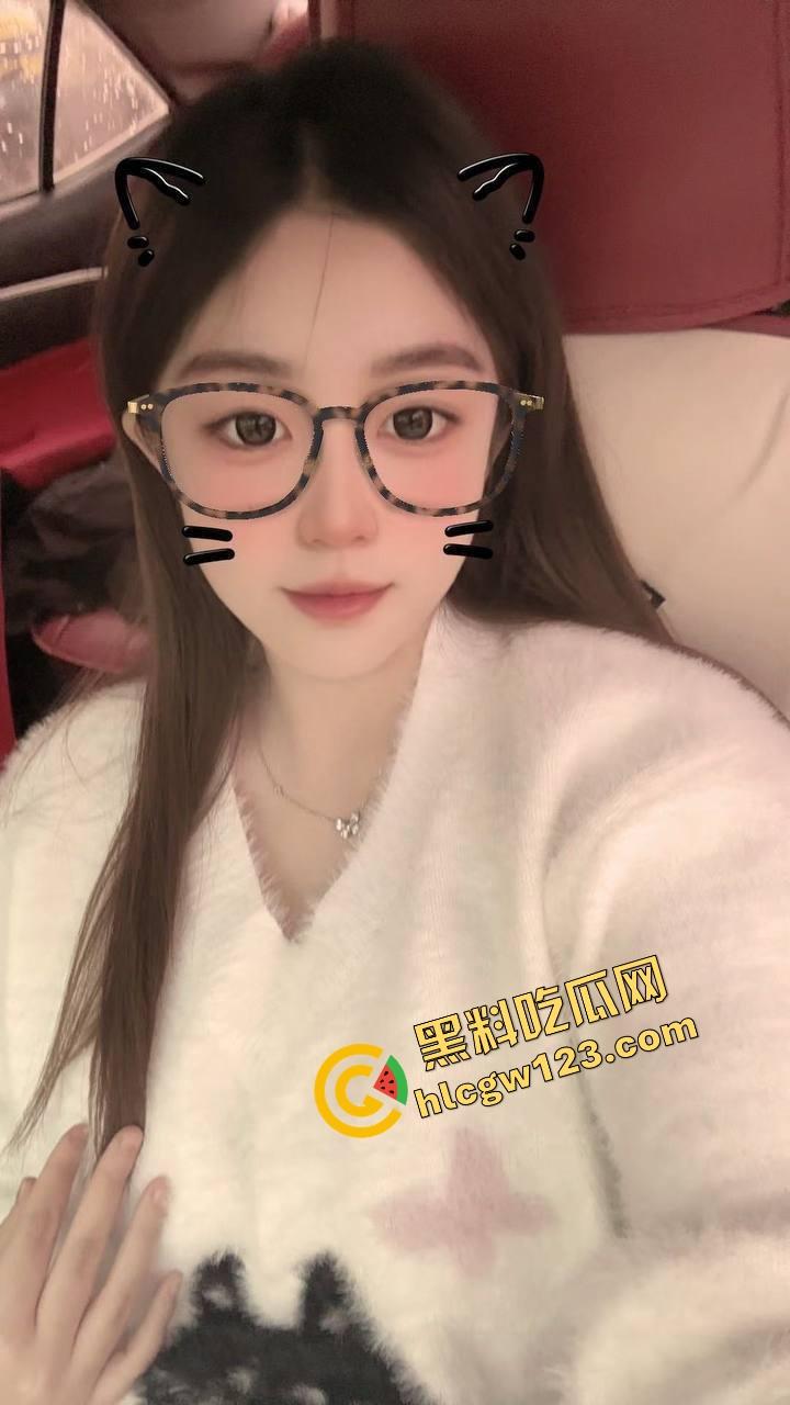 万物皆可插 她逼比收纳箱还万能,嫩妹用整根黄瓜怼逼胡萝卜插菊操到抽搐,差点送医院!