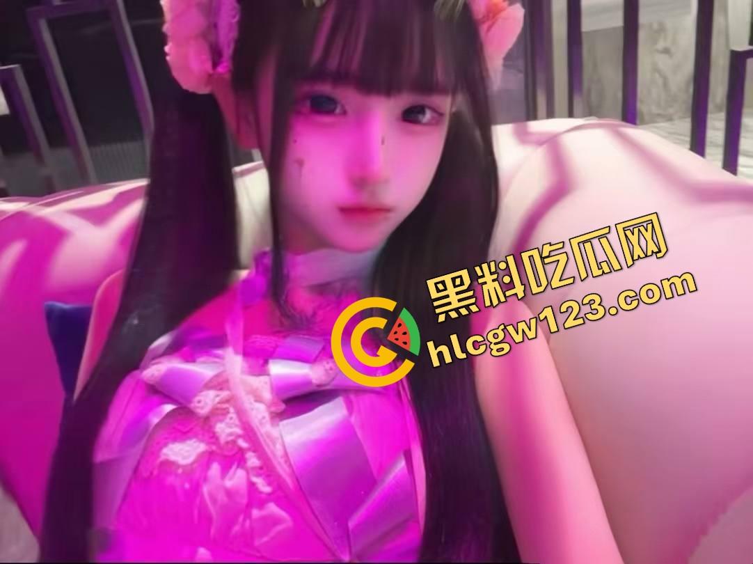 万物皆可插 她逼比收纳箱还万能,嫩妹用整根黄瓜怼逼胡萝卜插菊操到抽搐,差点送医院!