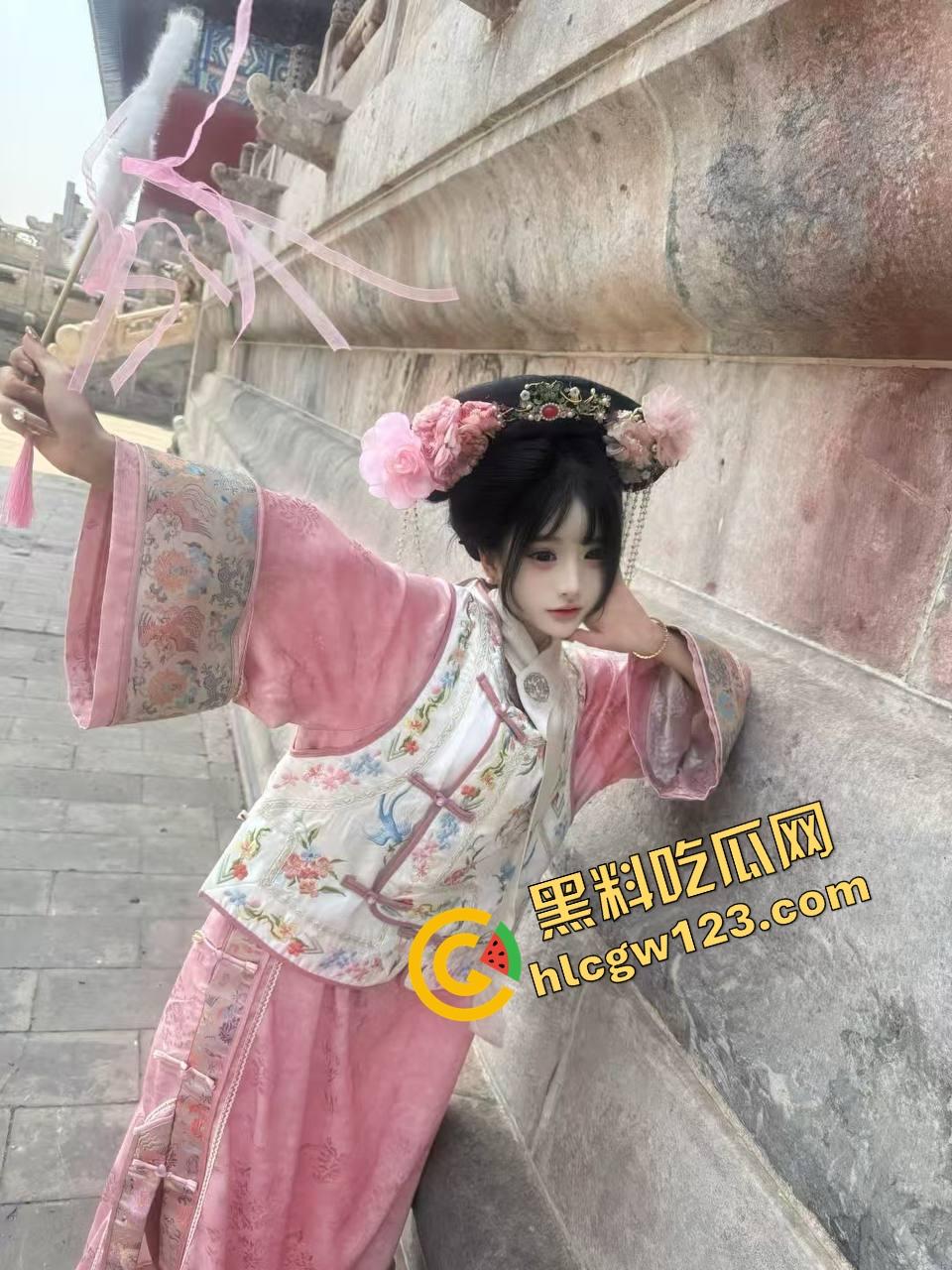 万物皆可插 她逼比收纳箱还万能,嫩妹用整根黄瓜怼逼胡萝卜插菊操到抽搐,差点送医院!