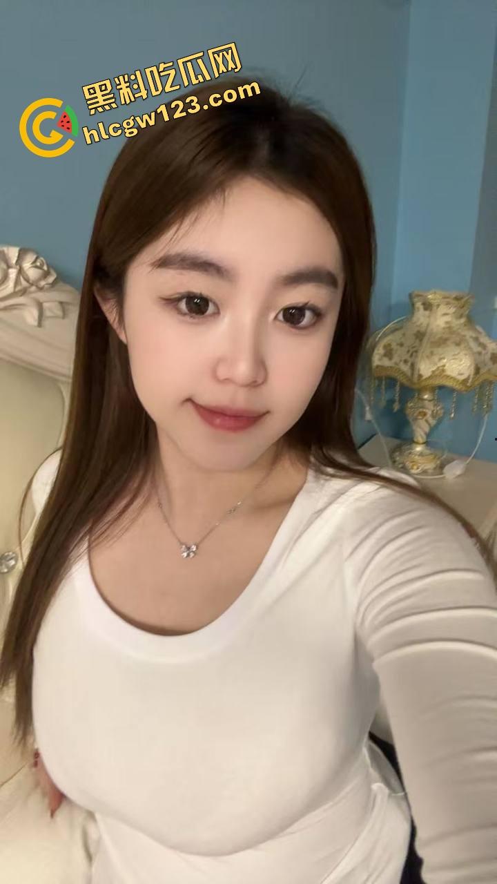 万物皆可插 她逼比收纳箱还万能,嫩妹用整根黄瓜怼逼胡萝卜插菊操到抽搐,差点送医院!