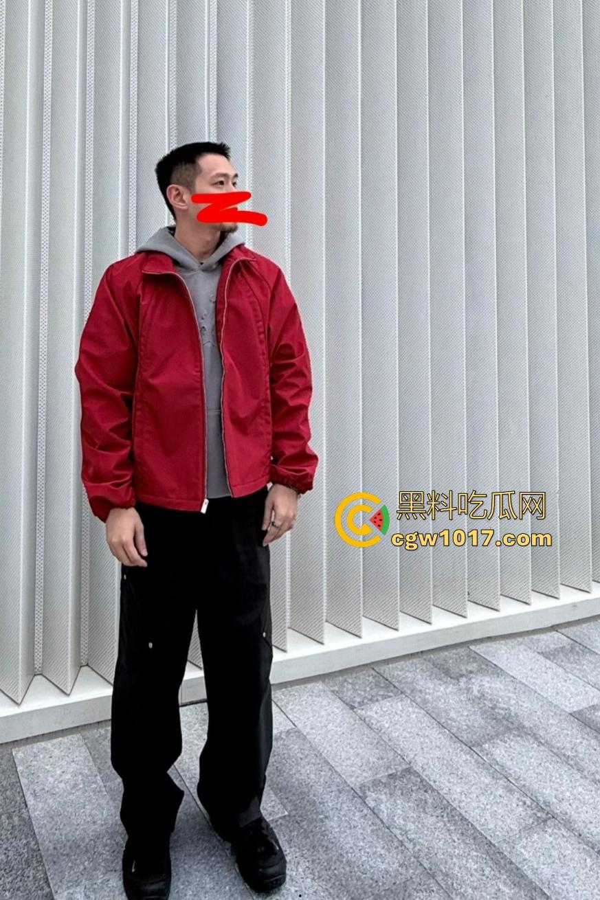 广东珠海黑衣疯狗握刀从保安亭砍翻VIVO店,红衣哥豹子般杀出过肩摔砸地骨裂砍刀飞十米,民警蜂拥铐走!