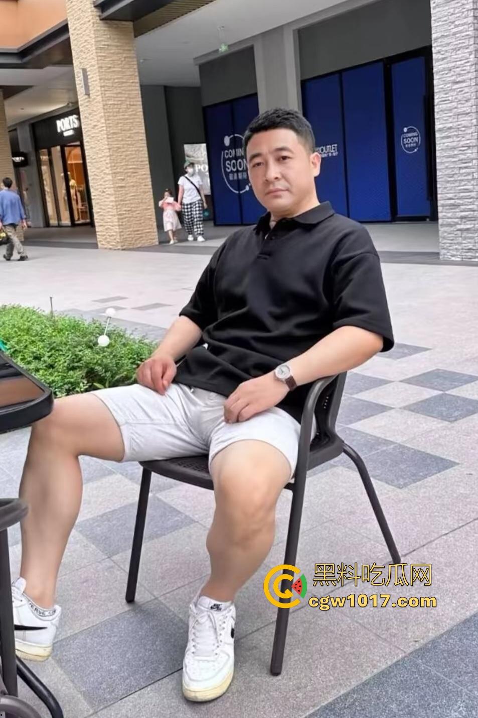 广东珠海黑衣疯狗握刀从保安亭砍翻VIVO店,红衣哥豹子般杀出过肩摔砸地骨裂砍刀飞十米,民警蜂拥铐走!