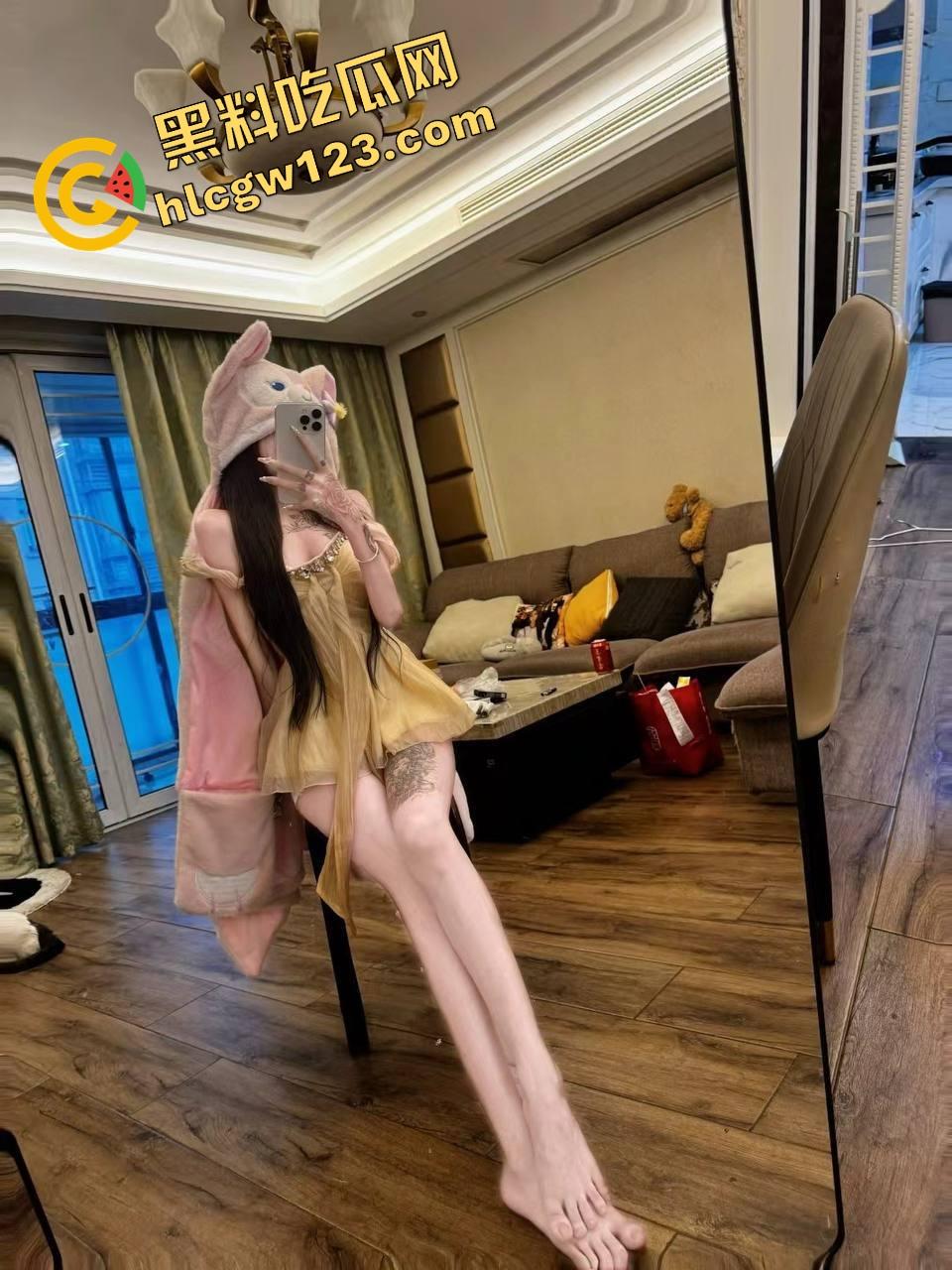 万物皆可插 她逼比收纳箱还万能,嫩妹用整根黄瓜怼逼胡萝卜插菊操到抽搐,差点送医院!