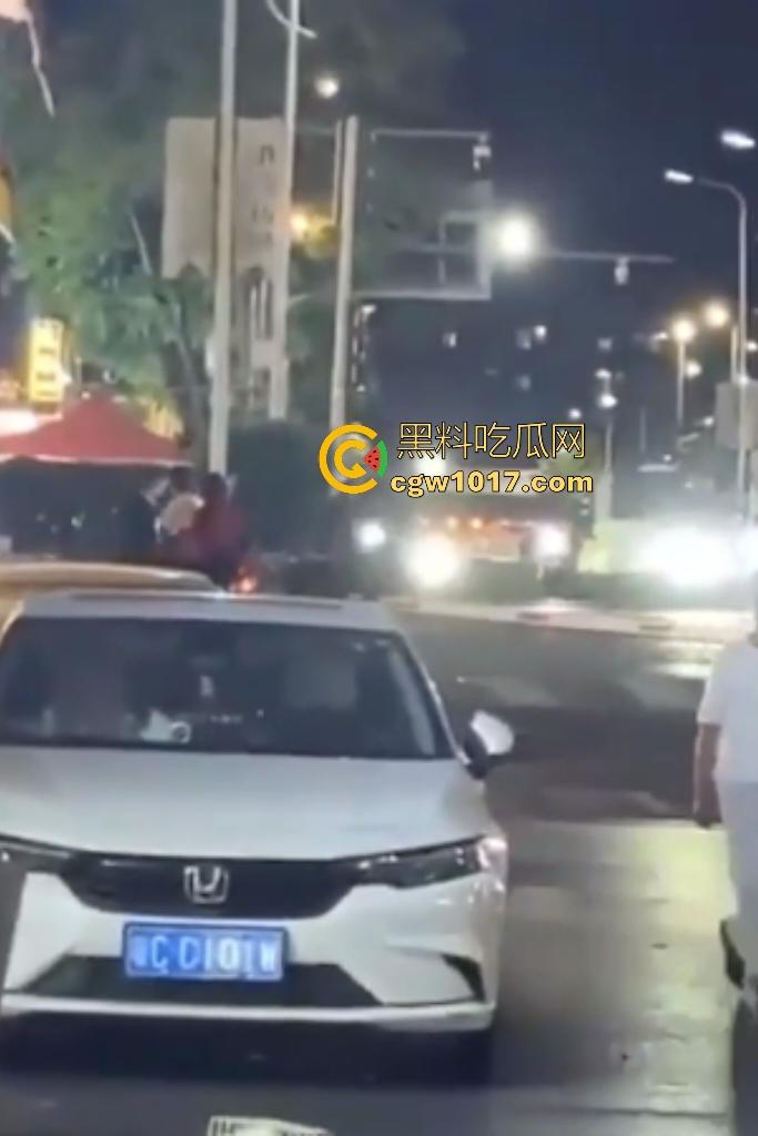 广东珠海黑衣疯狗握刀从保安亭砍翻VIVO店,红衣哥豹子般杀出过肩摔砸地骨裂砍刀飞十米,民警蜂拥铐走!