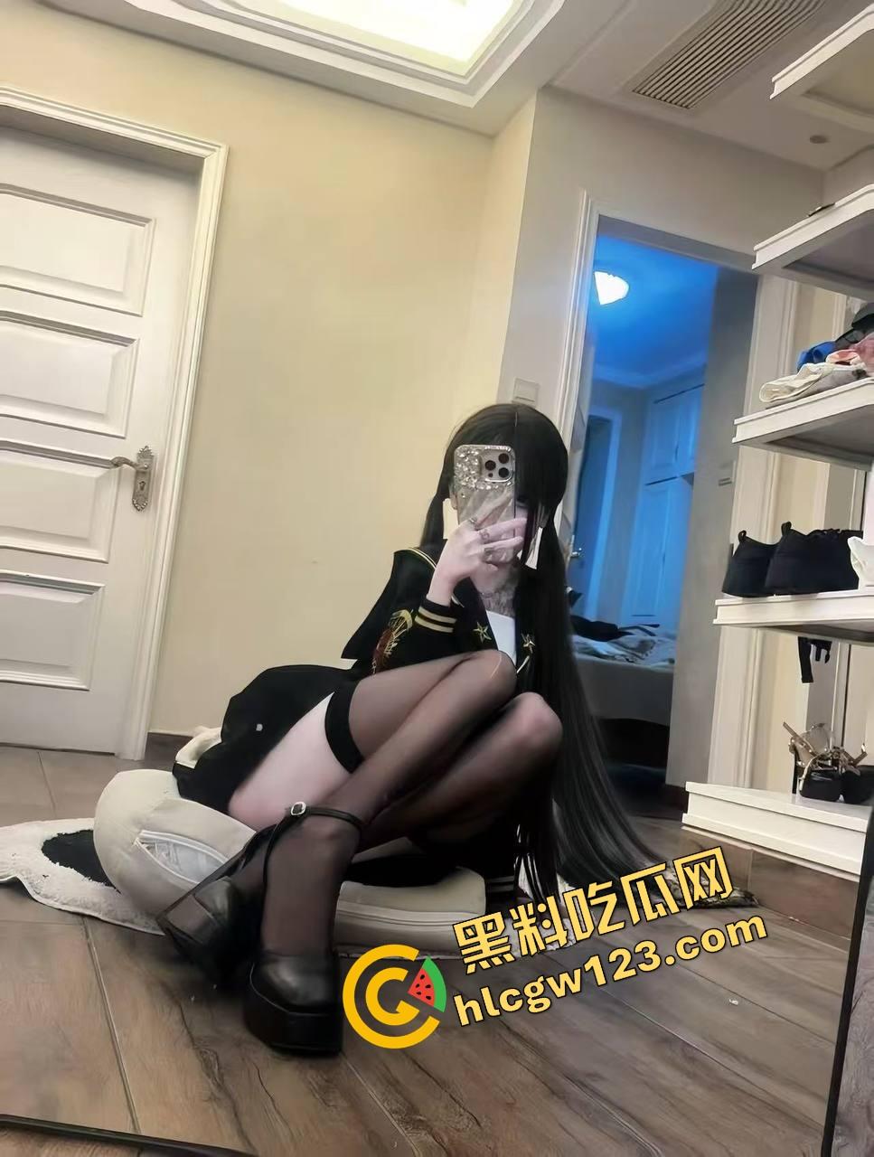 万物皆可插 她逼比收纳箱还万能,嫩妹用整根黄瓜怼逼胡萝卜插菊操到抽搐,差点送医院!