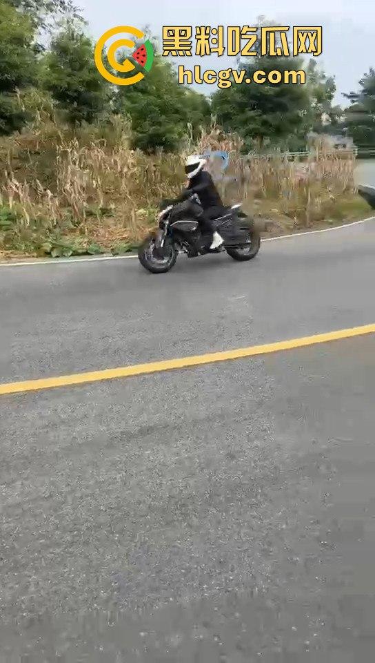 小仙女骑摩托压弯失败摔车!摔得惨不忍睹,看到吃瓜群众拍摄直接破防大骂!