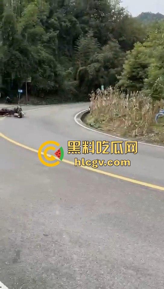 小仙女骑摩托压弯失败摔车!摔得惨不忍睹,看到吃瓜群众拍摄直接破防大骂!