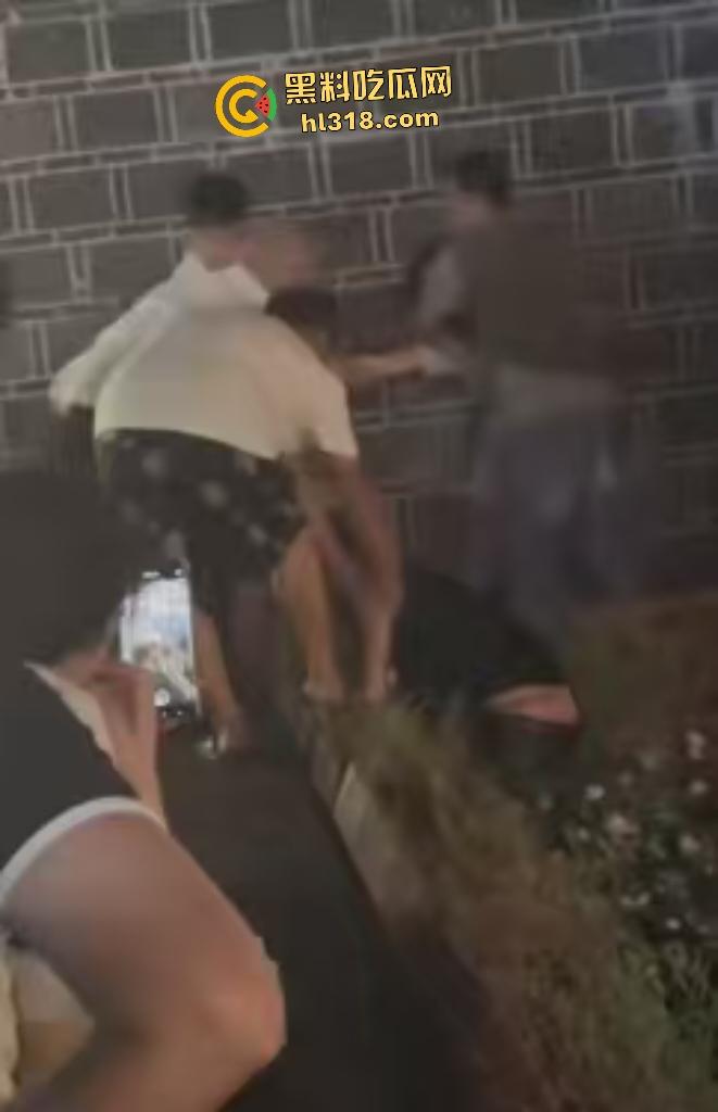 四川宜宾老公不给妻子买秋天第一杯奶茶跳河，白衣小哥拼命抢救还被打，上岸后老公直接一巴掌然后拖走！