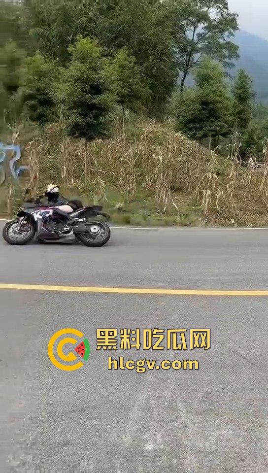 小仙女骑摩托压弯失败摔车!摔得惨不忍睹,看到吃瓜群众拍摄直接破防大骂!