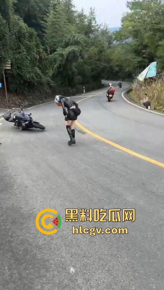 小仙女骑摩托压弯失败摔车!摔得惨不忍睹,看到吃瓜群众拍摄直接破防大骂!