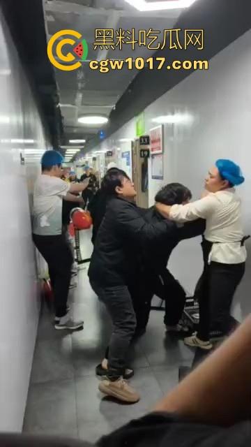 21世纪外卖员经典战役，美饿大战、出餐口大战后厨等等名场面，当今社会最不好惹的一群人，生死看淡不服就干！