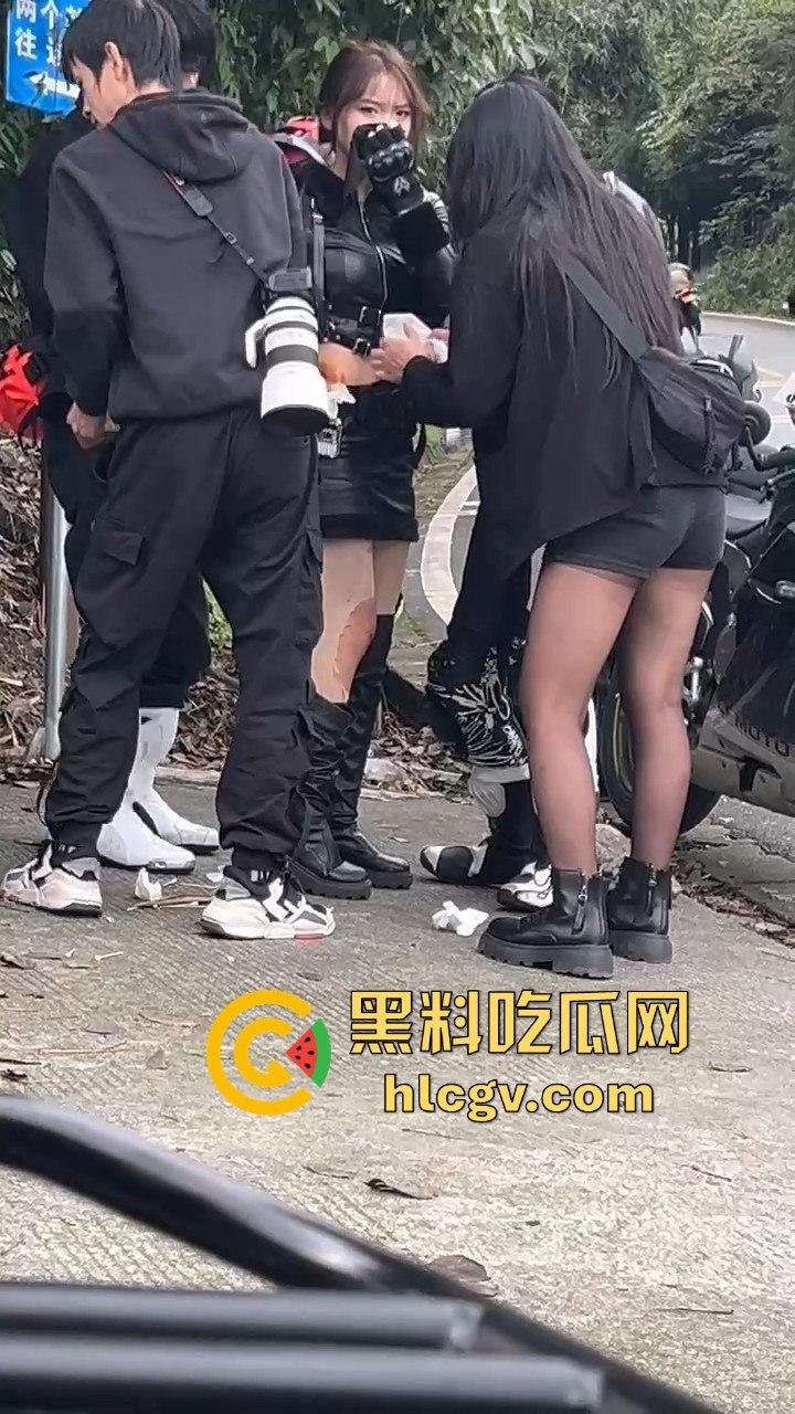 小仙女骑摩托压弯失败摔车!摔得惨不忍睹,看到吃瓜群众拍摄直接破防大骂!