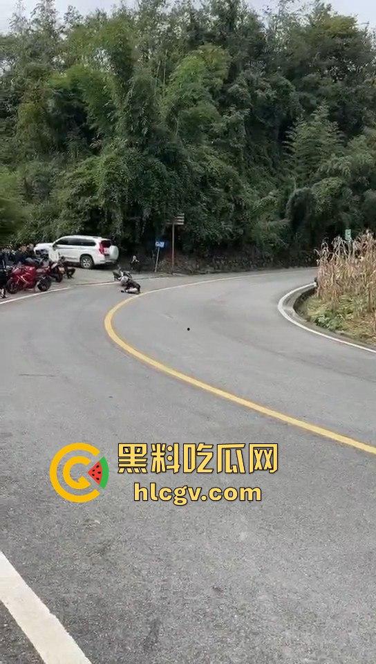 小仙女骑摩托压弯失败摔车!摔得惨不忍睹,看到吃瓜群众拍摄直接破防大骂!