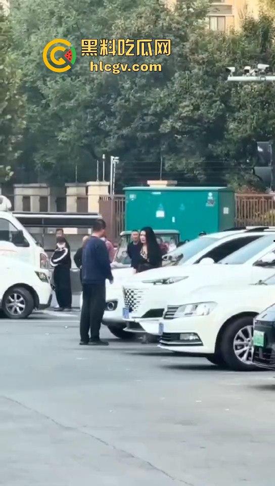 苏州情侣停车场上演跪地求饶两极反转成当街暴揍!黑丝高跟女不依不饶,男友按地上皮带伺候!
