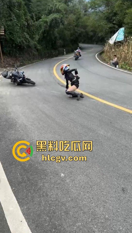 小仙女骑摩托压弯失败摔车!摔得惨不忍睹,看到吃瓜群众拍摄直接破防大骂!