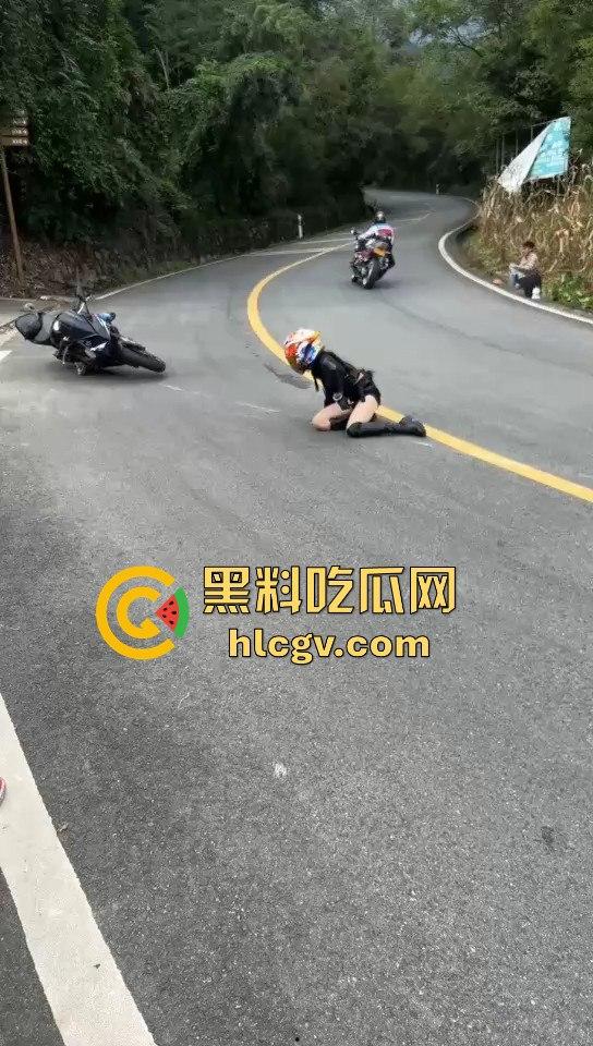 小仙女骑摩托压弯失败摔车!摔得惨不忍睹,看到吃瓜群众拍摄直接破防大骂!
