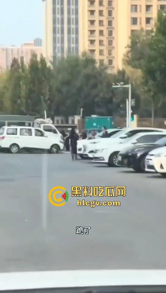 苏州情侣停车场上演跪地求饶两极反转成当街暴揍!黑丝高跟女不依不饶,男友按地上皮带伺候!
