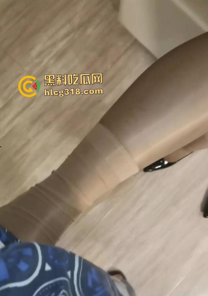 熟女人妻肉丝袜足技和口交，高跟放臀上后入无套狂草，内射高潮也不惧怕怀孕！