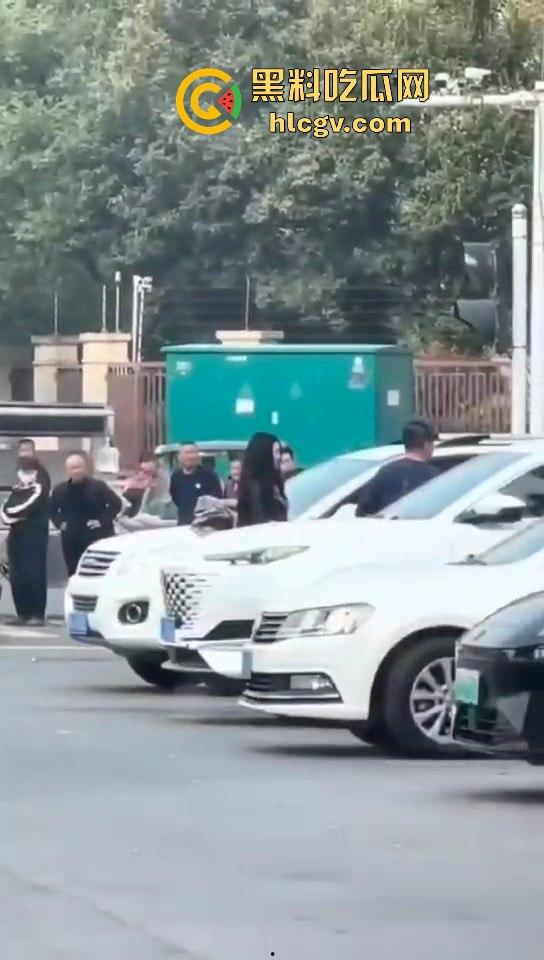 苏州情侣停车场上演跪地求饶两极反转成当街暴揍!黑丝高跟女不依不饶,男友按地上皮带伺候!