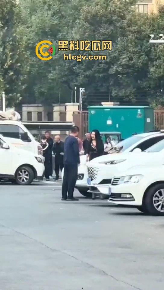 苏州情侣停车场上演跪地求饶两极反转成当街暴揍!黑丝高跟女不依不饶,男友按地上皮带伺候!