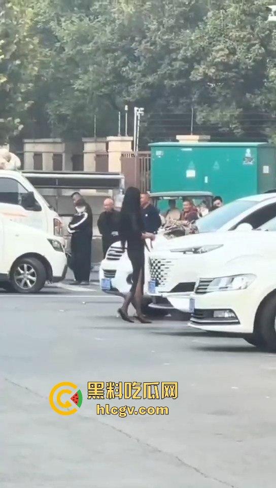 苏州情侣停车场上演跪地求饶两极反转成当街暴揍!黑丝高跟女不依不饶,男友按地上皮带伺候!