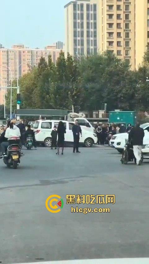 苏州情侣停车场上演跪地求饶两极反转成当街暴揍!黑丝高跟女不依不饶,男友按地上皮带伺候!